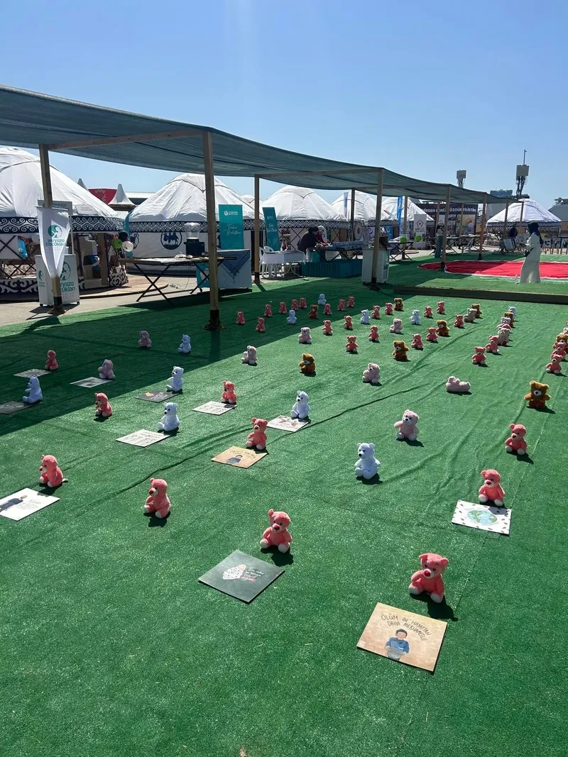 7. Etnospor Kültür Festivali'nde Gazzeli çocuklar için yere oyuncaklar dizildi (Takvim.com.tr)