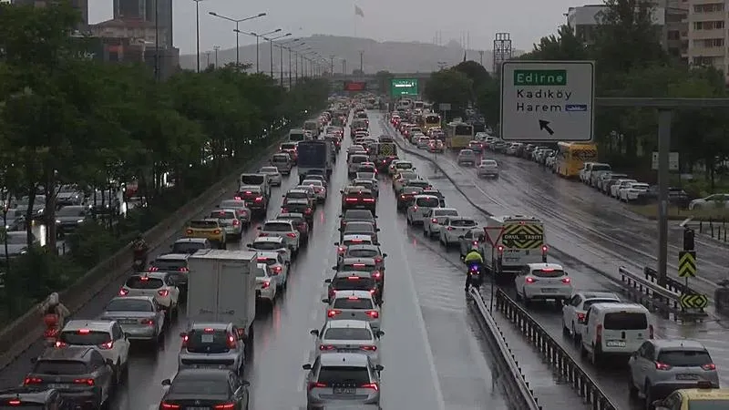 Haftanın ilk günü yağmur yağdı İstanbul'da trafik yoğunluğu yüzde 80'e ulaştı-1