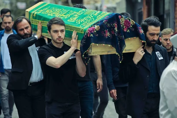 alayi-trajik-sonla-yuzlesti-show-tv-dizisinde-veda-canlari-calacak-sira-bakin-bu-kez-kimde-1623065957767.jpg Alayı trajik sonla yüzleşti! Show TV dizisinde veda çanları çalacak! Sıra bakın bu kez kimde...-5