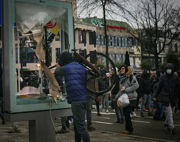 hollanda-sokaklari-yangin-yeri-koronavirus-protestolari-ulkeyi-karistirdi-1611614128463.jpeg