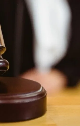 Emsal olacak 'Mesaide topuklu ayakkabı kazası' kararı!