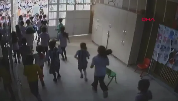 İstanbul'daki 5,8'lik depremde duygulandıran görüntü! Sultangazi'deki ilkokulda yaşanan o anlar kamerada