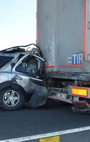 Aksaray'da korkunç kaza! Kontrolden çıkan cip TIR'ın altına girdi: 1 ölü, 2 yaralı