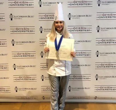 Masterchef Ece Aysal hikayesiyle izleyiciyi kahretti! Somer Sivrioğlu gözyaşlarını tutamadı! Disleksi hasta olan Ece Aysal kimdir?-4