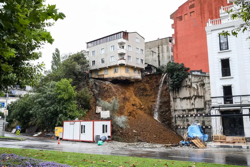 Korkulan oldu! Canlı yayında bina çöktü - 10