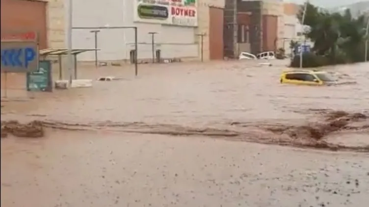 Şanlıurfa'da yollar göle döndü, köy yolları kapandı