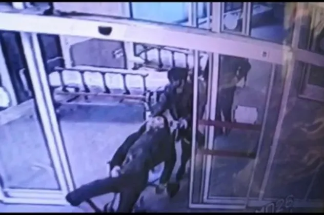 Esenler'de iki kişi ev arkadaşlarını öldürüp hastaneye bıraktı