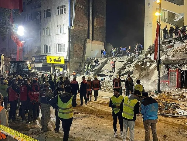 son-dakika-malatyada-coken-binanin-alt-katinda-tadilat-yaptiran-tavukcu-gozaltina-alindi-1636486777634.jpeg Son dakika: Malatya’da çöken binanın alt katında tadilat yaptıran tavukçu gözaltına alındı!-3