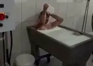 Konyada süt toplama merkezinde süt banyosu yapan işçi: Şaka amaçlı bir olaydı