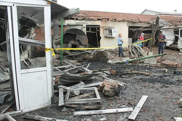 Balıkesir'de buhar kazanı patladı ortalık savaş alanına döndü-2