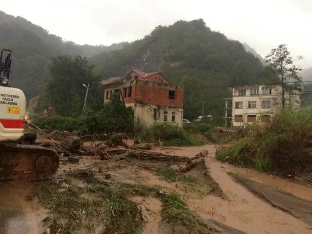 Son dakika: Trabzon ve Rize'yi sel vurdu! Meteoroloji'den Doğu Karadeniz için sel uyarısı geldi-9