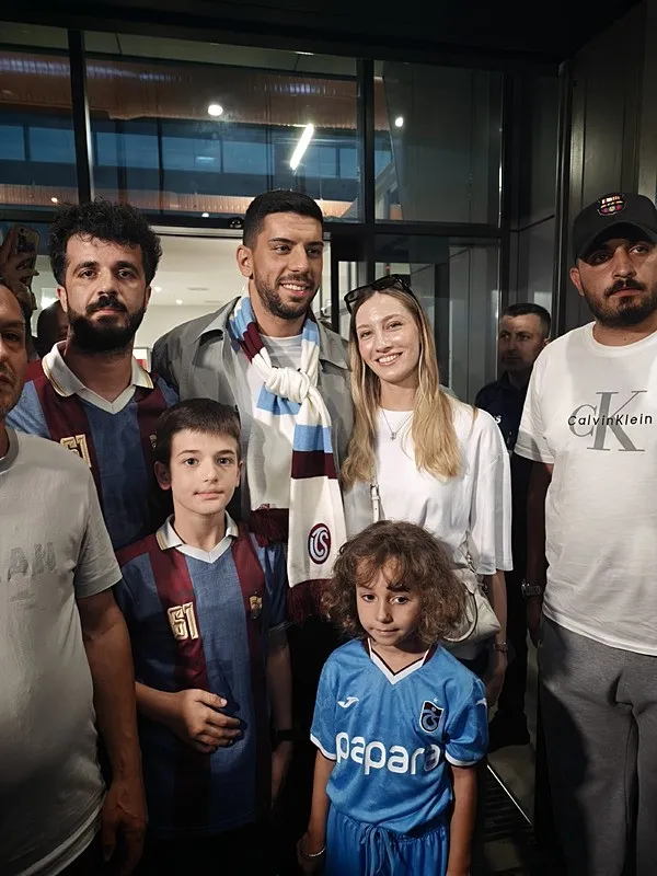 trabzonsporun-yeni-transferi-cenk-ozkacar-trabzona-geldi-1784234232353.jpeg Cenk Özkaçar Trabzonspor’da: Gönlünde 39 numara hedefinde milli takım-6