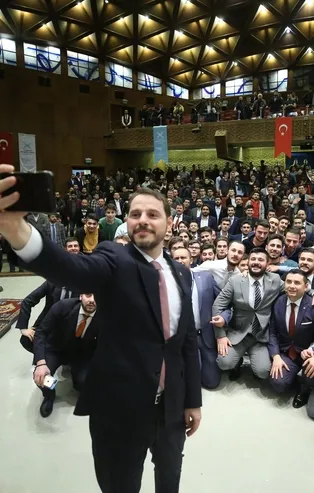 Bakan Albayrak, Ankara'da gençlerle buluştu