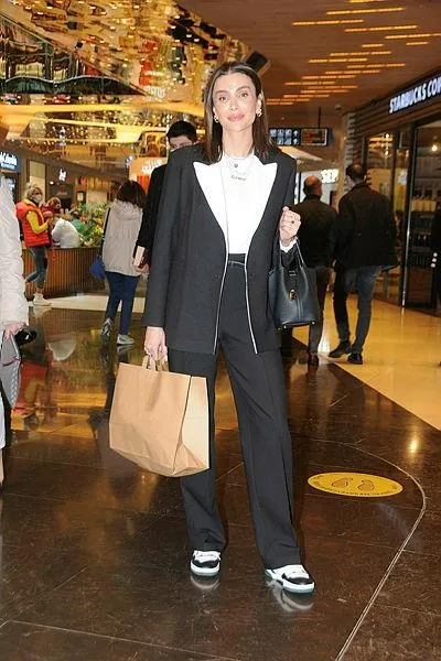 Özge Ulusoy yakında gelinlik giyebilir: Faruk Çolakoğlu'na evlilik mesajı verdi-3