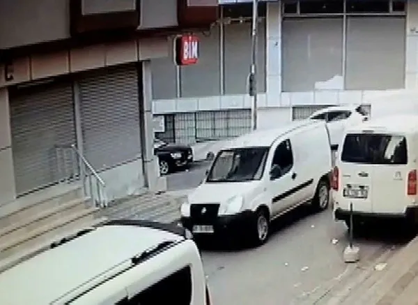 1629445099300.jpg İstanbul'da filmleri aratmayacak olay! Yalınayak kovaladığı hırsızların aracıyla eve döndü-5