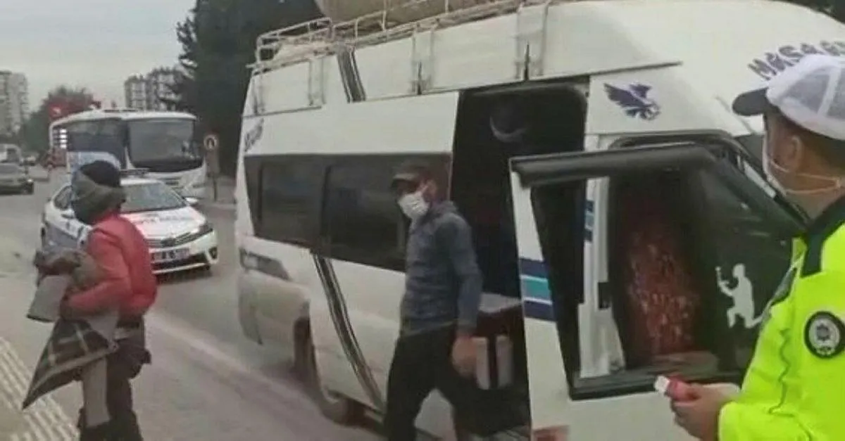 Adana Da Soke Eden Goruntu 17 Kisilik Servis Aracindan 41 Kisi Cikti Videosunu Izle Takvim Tv