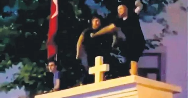 İstanbul Kadıköy’de bir grup önceki akşam eğlencenin dozunu kaçırdı! Kilise duvarında göbek attılar