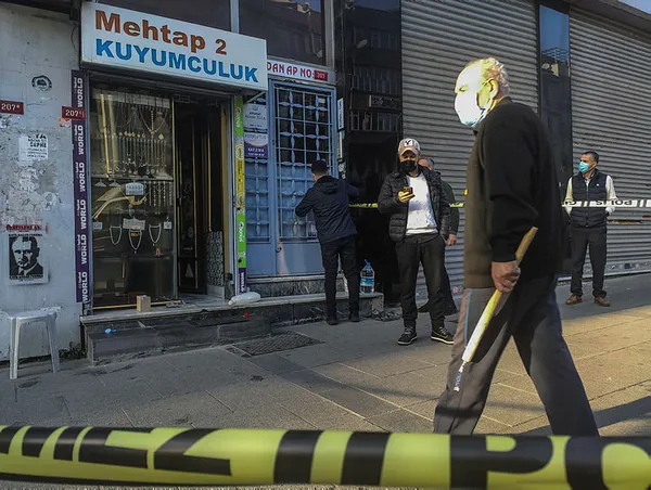 1607505898735.jpg İstanbul'un göbeğinde gündüz vakti kuyumcu soygunu! Çuvallarla kaçtılar-3