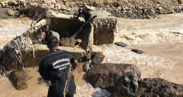 erzurumda-korkunc-kazada-arama-calismalari-6-gunde-ebe-busra-tosun-ve-anne-sevinc-bulut-oldu-baba-fevzi-bulut-1651580265825.jpg Erzurum'da korkunç kazada arama çalışmaları 6. günde! Ebe Büşra Tosun ve anne Sevinç Bulut öldü baba Fevzi Bulut kayıp-6