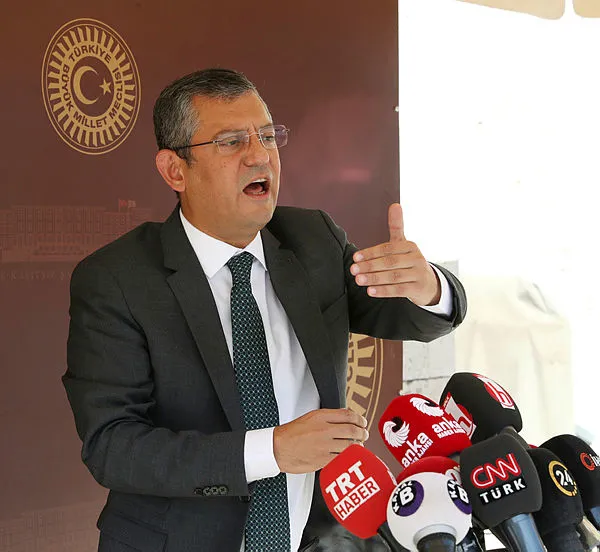 MHP’li Erkan Akçay’dan CHP’li Özgür Özel’e sert tepki: PKK’nın taleplerini kanun teklifi diye Meclis’e sunuyor