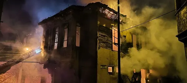Tarihi binada alevler yükseldi