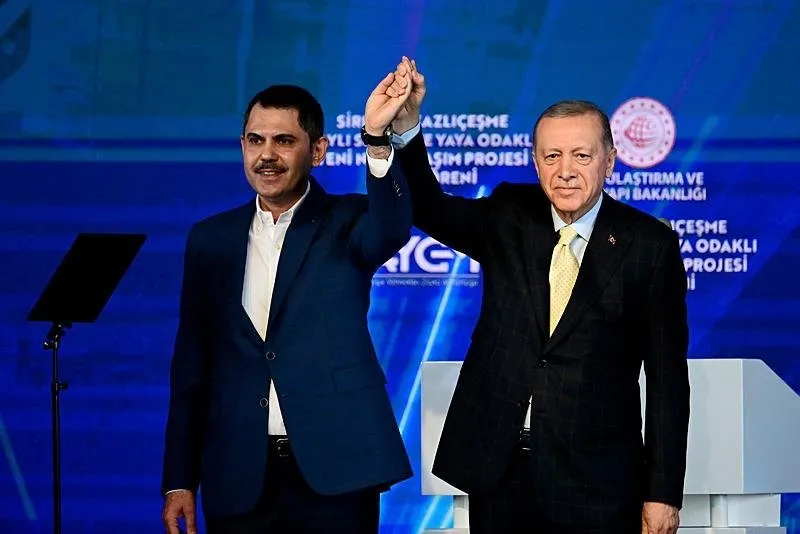 Başkan Recep Tayyip Erdoğan ve Cumhur İttifakı İBB Başkan Adayı Murat Kurum, Sirkeci - Kazlıçeşme Raylı Sistem ve Yaya Odaklı Yeni Nesil Ulaşım Projesi açılış törenine katılarak vatandaşları selamladı. 