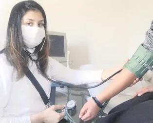 Kalbi çantasında şifa dağıtıyor