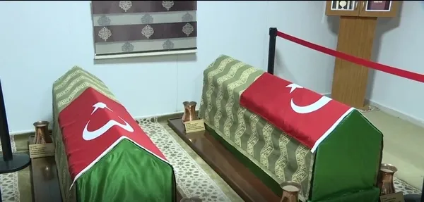 bakan-akar-ve-tsk-komuta-kademesi-suleyman-sah-turbesini-ziyaret-etti-1657316121120.jpg Bakan Akar ve TSK komuta kademesi, Süleyman Şah Türbesi'ni ziyaret etti-3