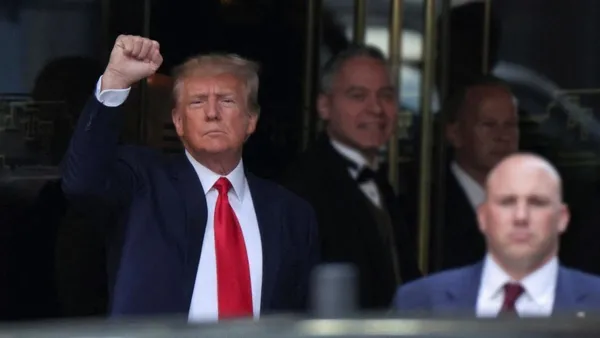 eski-abd-baskani-donald-trumpin-sivil-dolandiricilik-davasi-basladi-mahkeme-oncesi-flas-aciklama-sahtekar-bir-1696261893636.jpeg Eski ABD Başkanı Donald Trump’ın sivil dolandırıcılık davası başladı! Mahkeme öncesi flaş açıklama: "Sahtekar bir yargıcın huzuruna çıkmam gerekiyor"-7