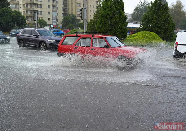 İzmir'de kent merkezi sularla doldu: Ağaçlar devrildi, araçlar gidemedi | Sokakta 2 kişi elektrik akımına kapılarak hayatını kaybetti - 2