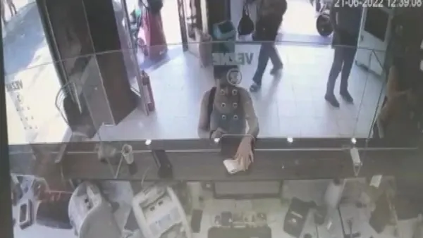 altin-disli-sahte-savci-film-gibi-operasyon-azerbaycan-uyruklu-leman-n-gazinoda-yakalandi-1656055593918.jpg Altın dişli sahte savcı! Film gibi operasyon: Azerbaycan uyruklu Leman N. gazinoda yakalandı-5