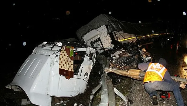 Manisa'da gece yarısı feci kaza! TIR'ın kupası ikiye bölündü: 1'i ağır 2 yaralı
