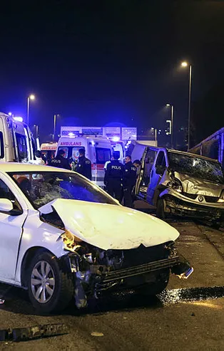 D-100'de feci kaza: 2 yaralı