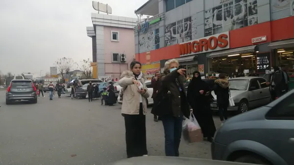 duzcede-korkutan-deprem-5-buyuklugundeki-deprem-panigi-kamerada-istanbulda-da-deprem-hissedildi-1637155454523.jpg SON DAKİKA DEPREM! Düzce'de korkutan deprem! 5 büyüklüğündeki deprem paniği kamerada! İstanbul'da da deprem hissedildi-3