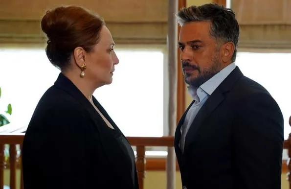 yali-capkini-ferit-oldu-mu-yali-capkini-gercek-hikayede-ferit-oluyor-mu-9-haziran-2023-sezon-finalinde-ferit-v-1686341684553.jpg Yalı Çapkını gerçek hikayede Ferit ölüyor mu? YALI ÇAPKINI FERİT ÖLDÜ MÜ? 9 Haziran 2023 Sezon finalinde Ferit vuruldu mu?-6