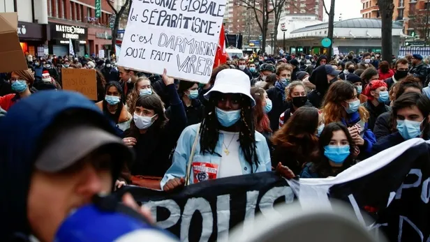 fransanin-baskenti-pariste-halk-sokaga-dokuldu-yeni-guvenlik-yasa-tasarisi-protesto-ediliyor-1607183591093.jpeg Fransa'nın başkenti Paris'te halk sokağa döküldü: Yeni güvenlik yasa tasarısı protesto ediliyor-8