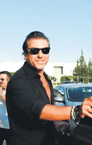 Didem Sarı'yı anmak istemedi! Adı Çağla Şıkel’le yasak aşk iddialarına karışan İzzet Antebi, Tuvana Türkay'la Bodrum'da...