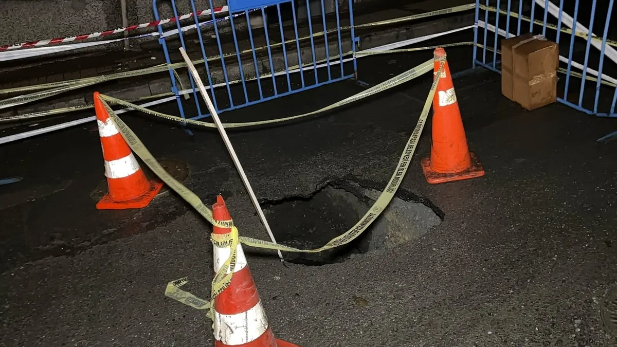 Gaziosmanpaşa’da yağış yolu çökertti: Sokak trafiğe kapatıldı