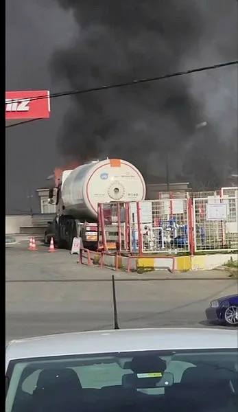 istanbulda-korkutan-anlar-akaryakit-istasyonunda-gaz-tankeri-alevlere-teslim-oldu-yanan-gaz-tankeri-havadan-go-1680365908453.jpg İstanbul'da korkutan anlar: Akaryakıt istasyonunda gaz tankeri alev alev yandı!-2