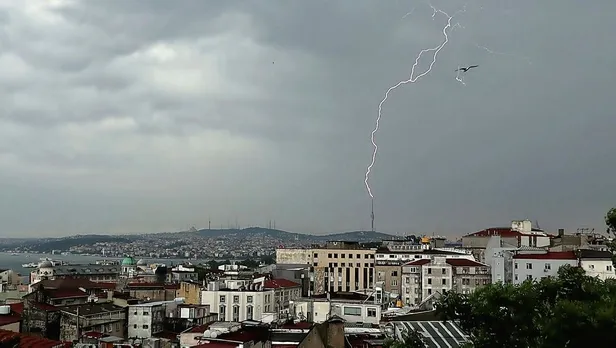 Son dakika: İstanbul'da sağanak yağış etkili oldu-3