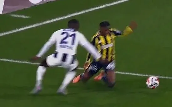 fenerbahce-penalti-bekledi-dorgeles-nenenin-pozisyonu-sonrasi-yogun-itiraz-1771870013994.jpeg