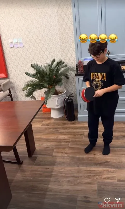 Çağla Şıkel ev hallerini paylaştı! 800 m²’lik 9 odalı lüks villasına bakın! Emre Altuğ’un 2 oğlu mutfakta masa tenisi oynayınca... - 24