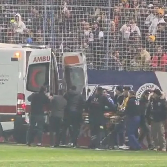 Maç öncesi taraftar tribünden düştü!