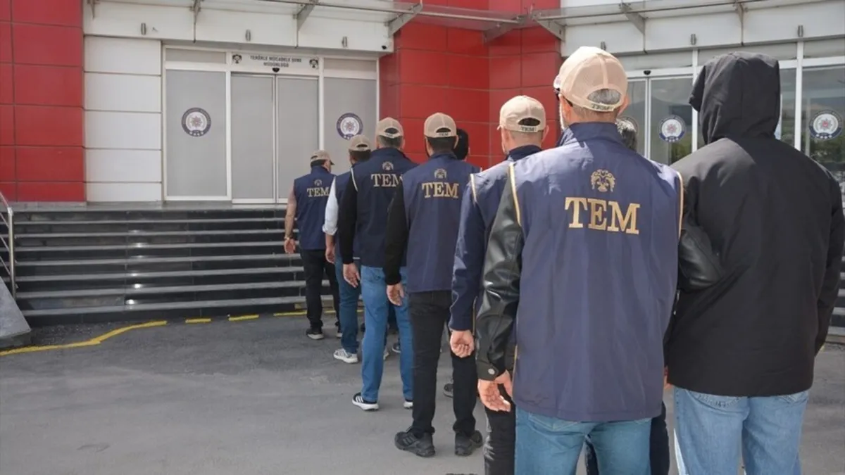 İzmir merkezli FETÖ Operasyonu: Haberleşme ağı oyuna gizlenmiş! 