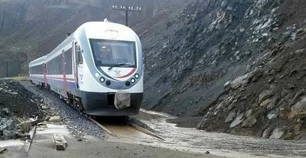 Son dakika: Erzincan-Sivas demir yolu heyelan nedeniyle ulaşıma kapandı