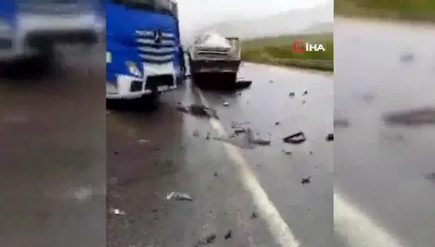 Erzurum'da tırla çarpışan kamyonetin içinde sıkışan 2 kişi hayatını kaybetti