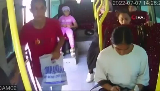 Mersin'de şoförün ihmali ölüm getirdi! Kapısı açık minibüsten düşen kadın hayatını kaybetti: O anlar kamerada