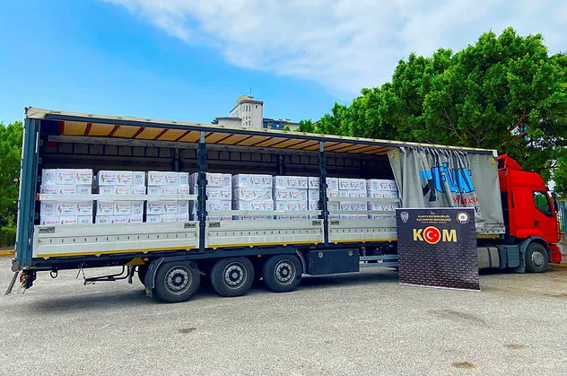 Alanya'da bir tırda 17 bin 160 şişe kaçak içki ele geçirildi