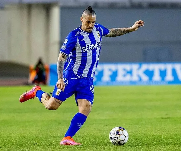 hamsik-trabzonda-1623198357541.jpeg Trabzonspor Marek Hamsik’i kadrosuna kattı!-3