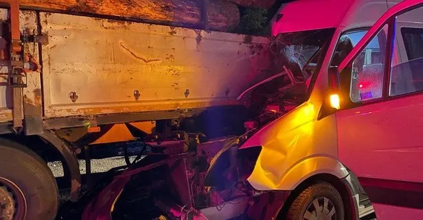 Anadolu Otoyolu’nda can pazarı: Tıra çarpan minibüsteki 20 kişi yaralandı 1 kişi öldü